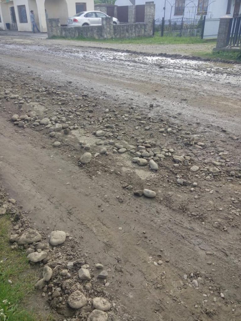 Обурені прикарпатці виклали у мережу фото "відремонтованої" дороги у Рожнятівському районі