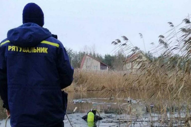 У прикарпатському містечку із міського озера витягнули тіла двох людей - розпочато слідство