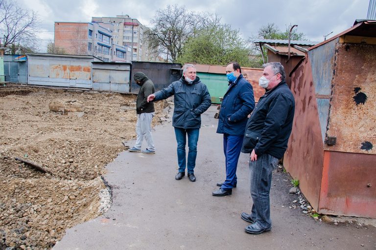 Проїздів буде більше. Під час карантину франківське УКБ без торгів віддає мільйони на ремонт дворів