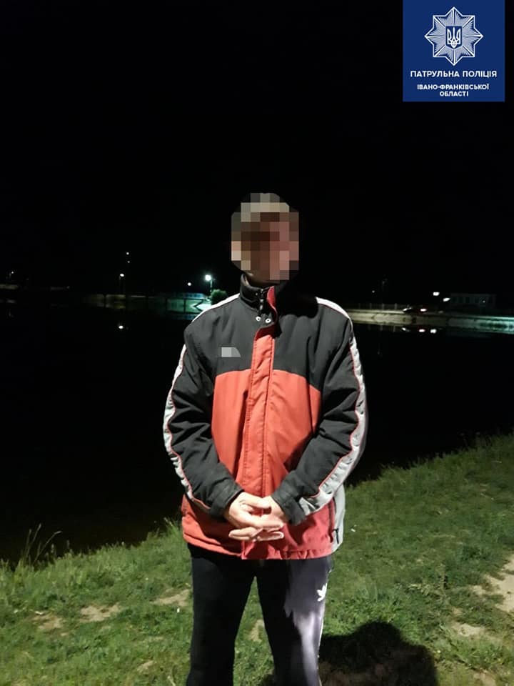 Франківські поліцейські упіймали на Німецькому озері двох браконьєрів, які сітками виловлювали раків: фото