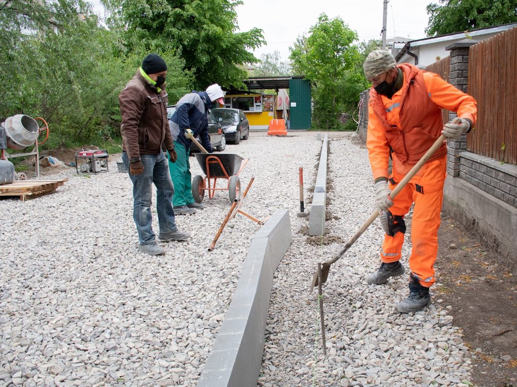 В районі Тичини - ІФНТУНГ ремонтують дві невеличкі вулички