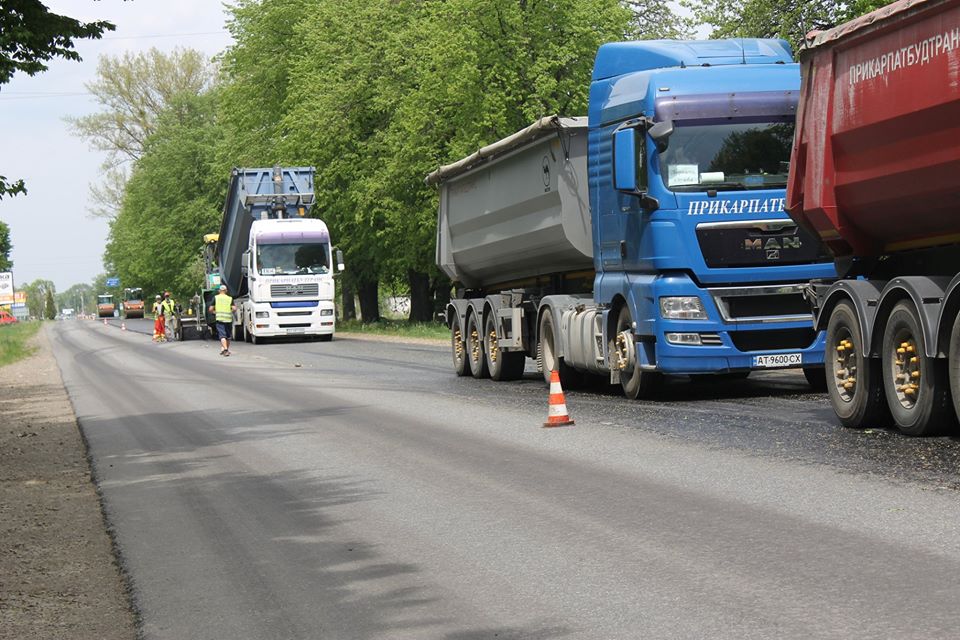 На Прикарпатті триває ремонт автодороги Івано-Франківськ - Надвірна: фото