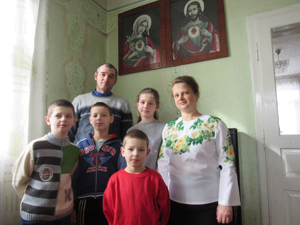 Сім'я прикарпатського священика виховує 12 дітей: фото