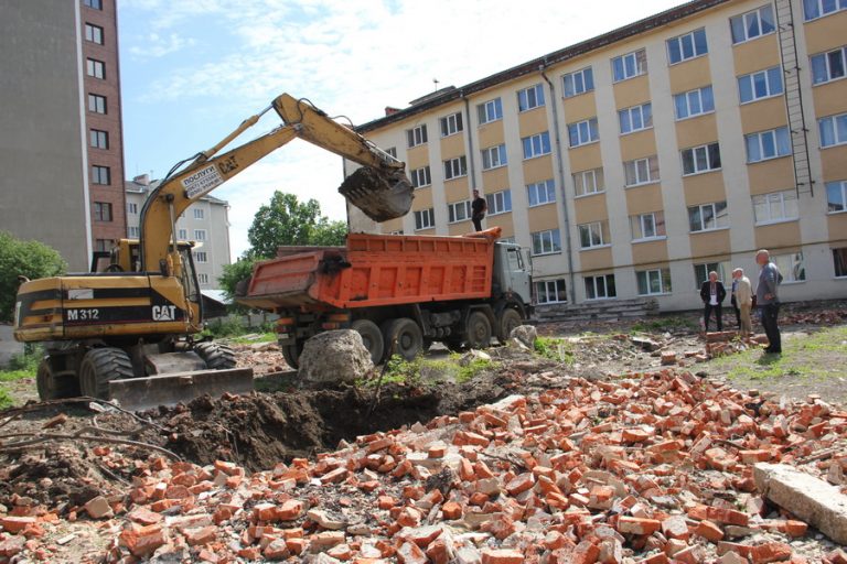 ІФНМУ почав будівництво житлового будинку для працівників університету: фоторепортаж