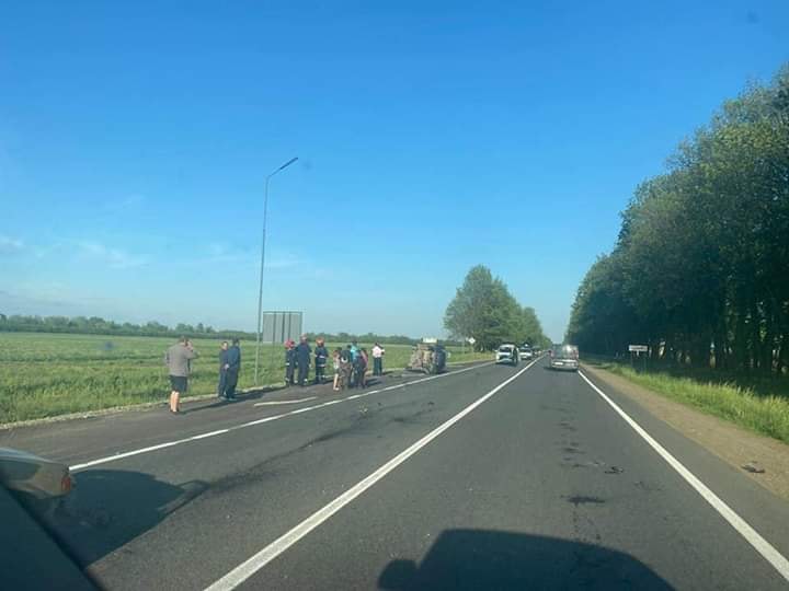На Коломийщині зіткнулися два автомобілі, від сильного удару один із них перекинувся: фото