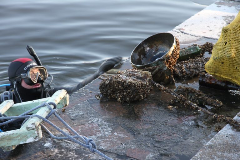 З невеликої частини дна міського озера, франківські водолази витягнули близько 80 кілограм сміття