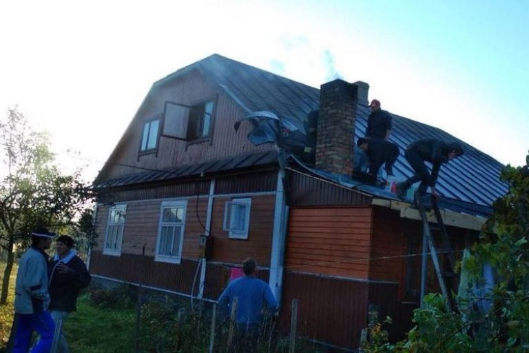 В передмісті Франківська, із охопленого полум'ям будинку, врятували чоловіка