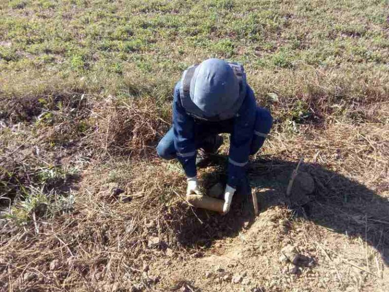 У полі на Долинщині виявили артснаряд часів Другої світової війни