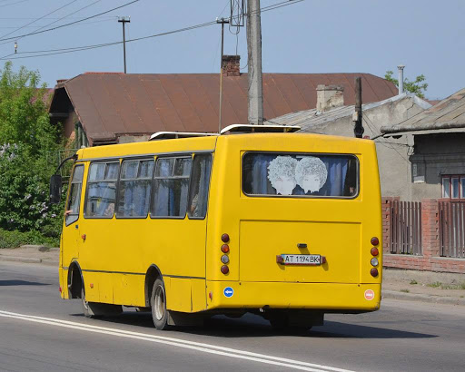 В Івано-Франківську водій однієї маршрутки за хвилину двічі ледь не збив пішоходів на “зебрі”