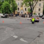 В центрі Івано-Франківська карколомна ДТП - карета швидкої із медперсоналом та двома хворими опинилась на даху: свіжі фото