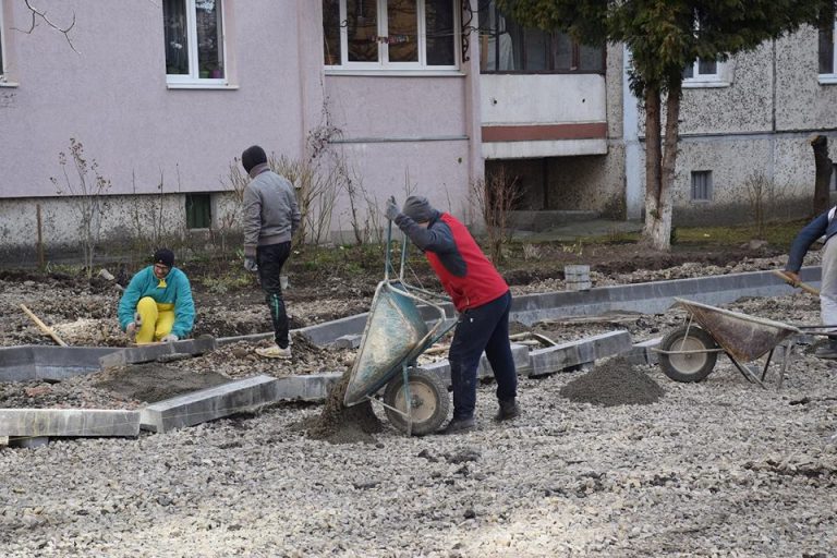 В Івано-Франківську продовжують оновлювати двори: відео