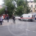 У Івано-Франківську автівка підрізала карету швидкої, яка від сильного удару перекинулась на дах: фото, відео