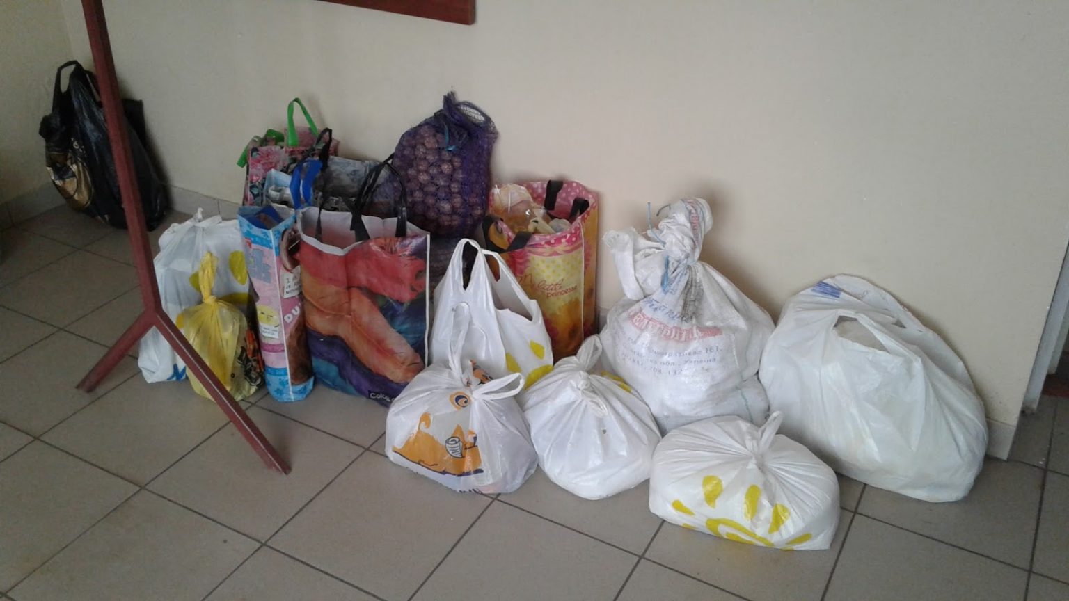 Волонтери просять франківців допомогти зібрати продукти для потребуючих сімей