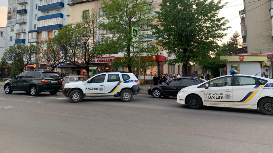 У Івано-Франківську водій BMW збив чоловіка, який ймовірно хотів скоїти самогубство