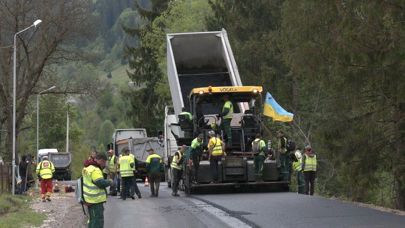 Триває ремонт дороги "Криворівня-Чернівці": фото, відео