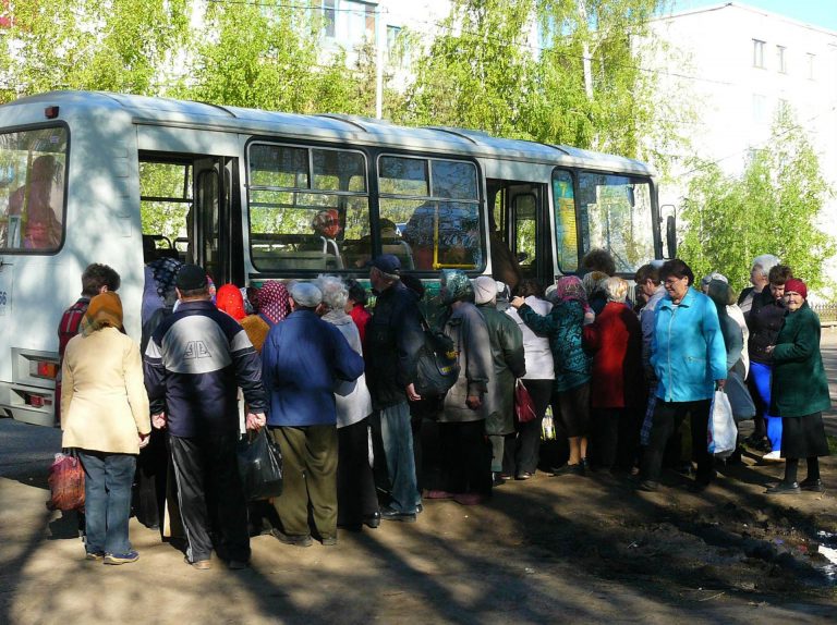 З понеділка спецрейси почнуть возити франківських пенсіонерів до дачних масивів