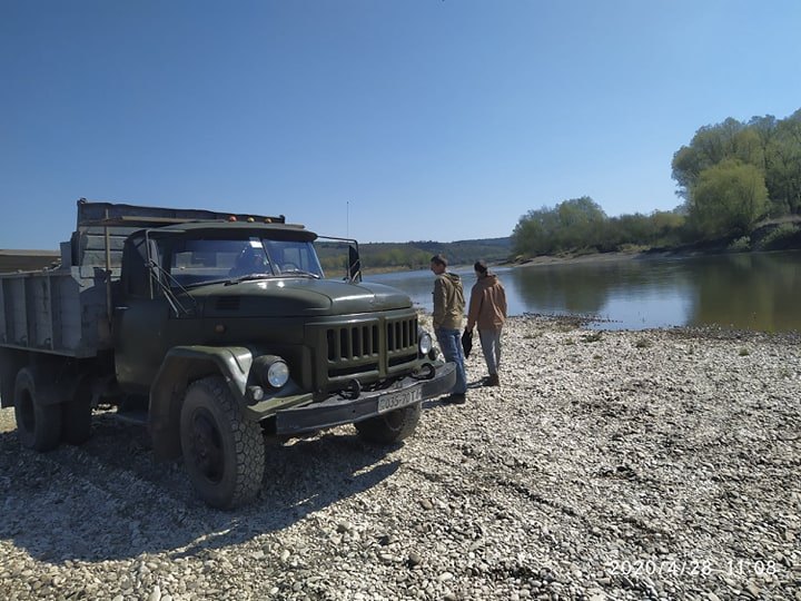 На Прикарпатті затримали мешканця Тернопільщини, що крав гравій: фото