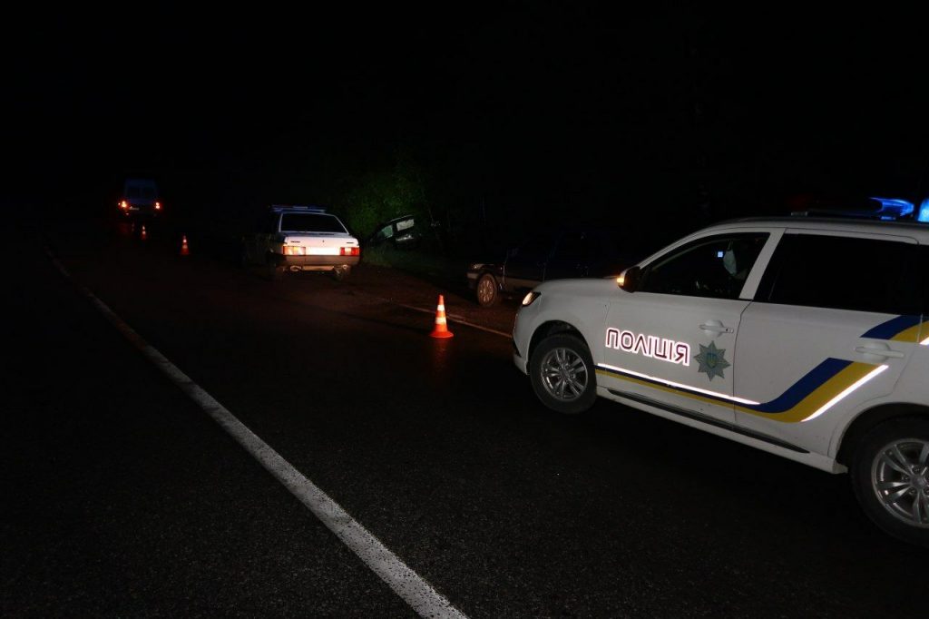 Водій автомобіля, що цієї ночі на Калуській трасі злетів у кювет, був п'яний - в аварії постраждали двоє пасажирів