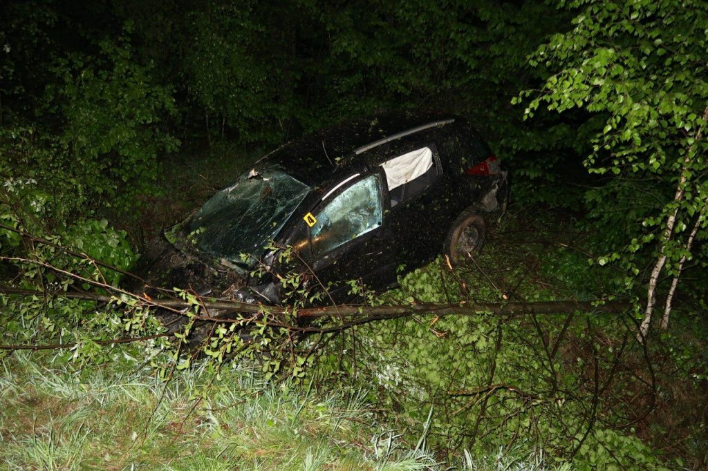 Водій автомобіля, що цієї ночі на Калуській трасі злетів у кювет, був п'яний - в аварії постраждали двоє пасажирів