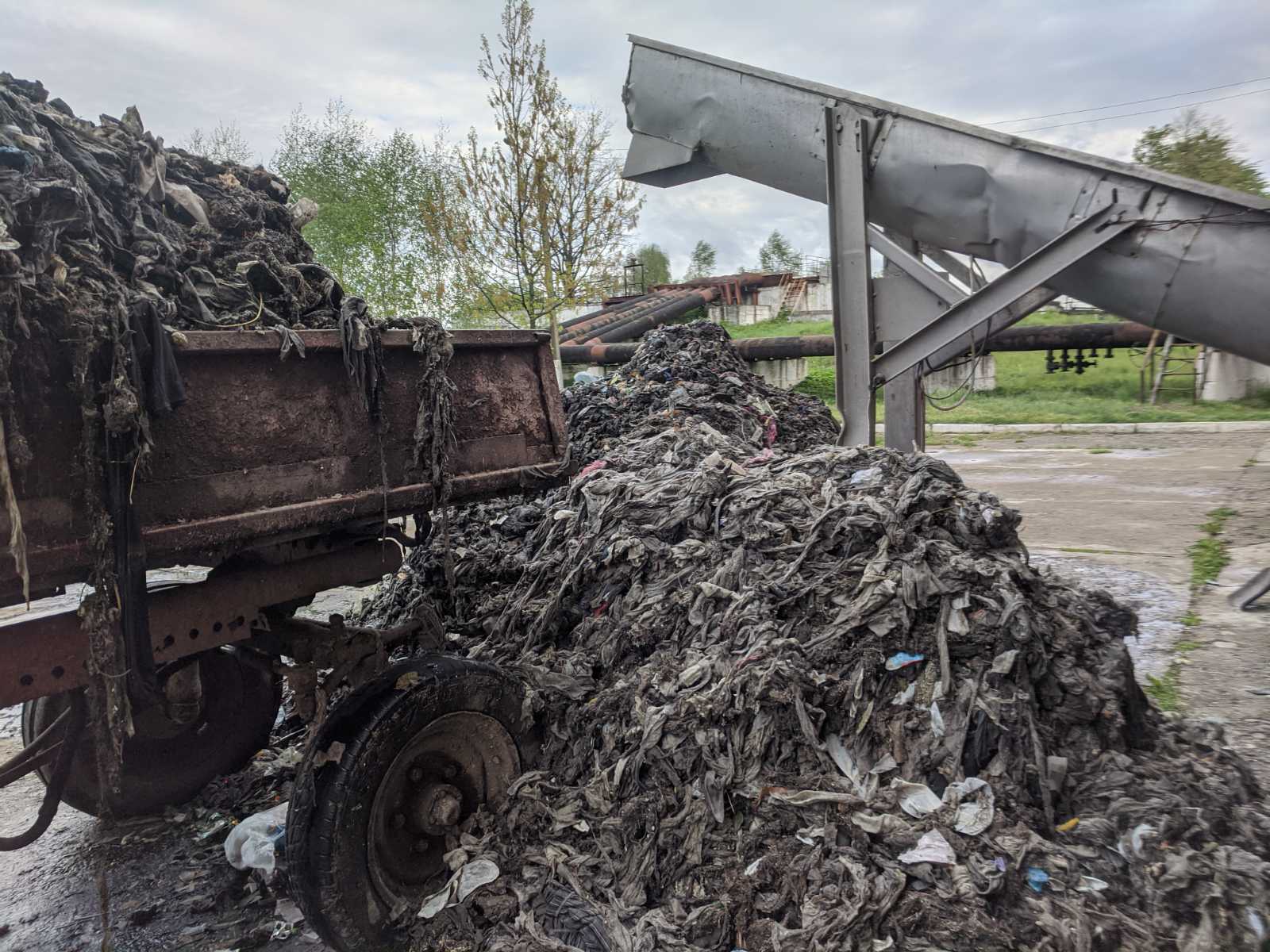 Комунальники просять франківців припинити засмічувати каналізацію непотребом: фотофакт