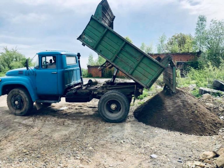 На Прикарпатті впіймали вантажівку з краденим гравієм