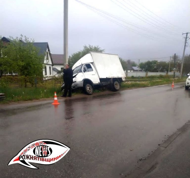 На Прикарпатті, через негоду, автівка опинилася у кюветі