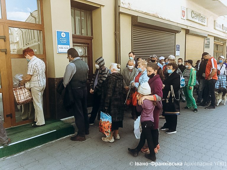 Франківський Карітас продовжує забезпечувати гарячими обідами потребуючих: фоторепортаж