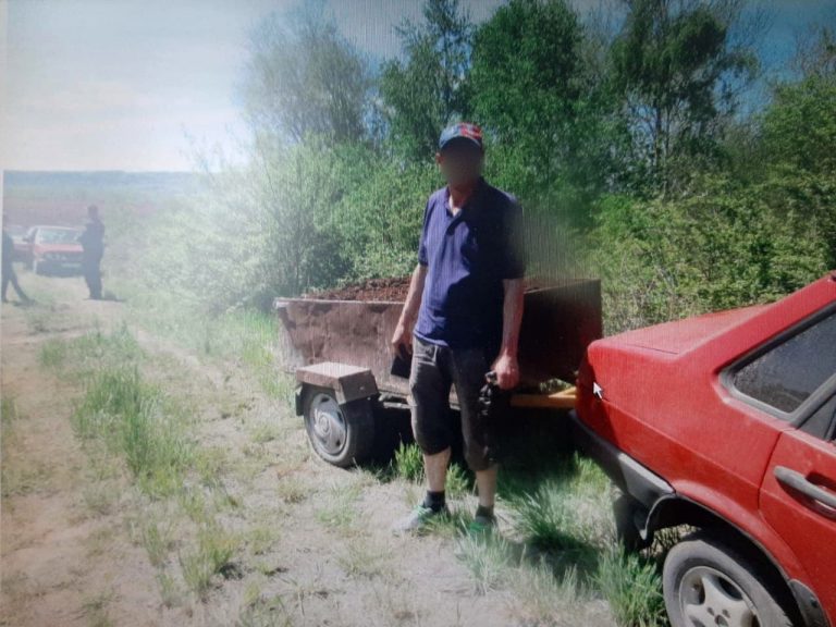 Прикарпатські поліцейські розслідують факти незаконної рубки деревини і забір торфу: фото