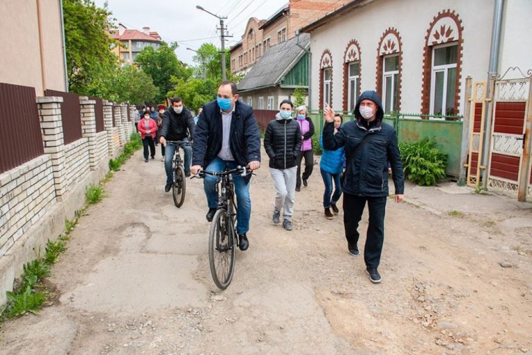 "Чорна п'ятниця за розкладом": франківські чиновники на велосипедах проінспектували місто