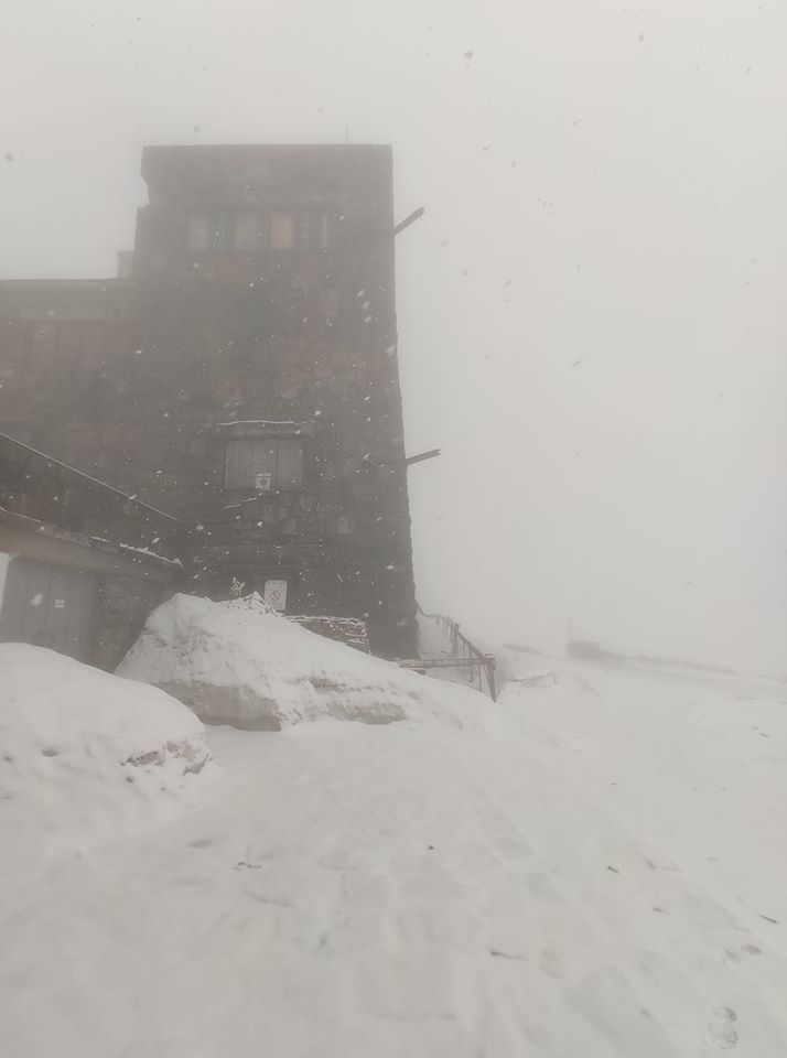 Вершину гори Піп Іван притрусило снігом: фотофакт