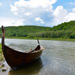 Туристичний сезон на Дністрі розпочнуть запуском середньовічного човна-дракона: фоторепортаж