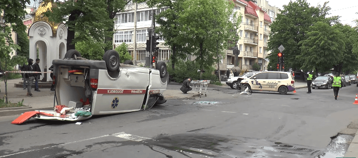 Водії швидкої та служби доставки розповіли свою версію, як трапилась карколомна ДТП в центрі Франківська: відео