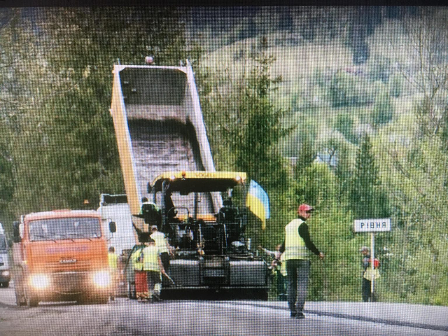 На Прикарпатті ремонтують ділянки дороги "Криворівня-Чернівці": фотофакт
