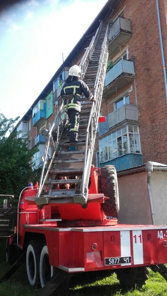 У Надвірній чоловік ледь не випав з балкону п'ятиповерхівки