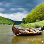 Туристичний сезон на Дністрі розпочнуть запуском середньовічного човна-дракона: фоторепортаж