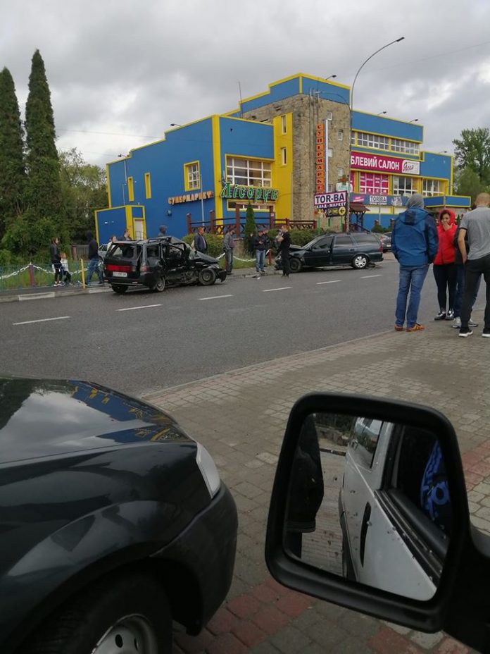 99439727_2702654129857734_7844763315241746432_o У Надвірній зіткнулись два легковики, один з водіїв у критичному стані: фотофакт
