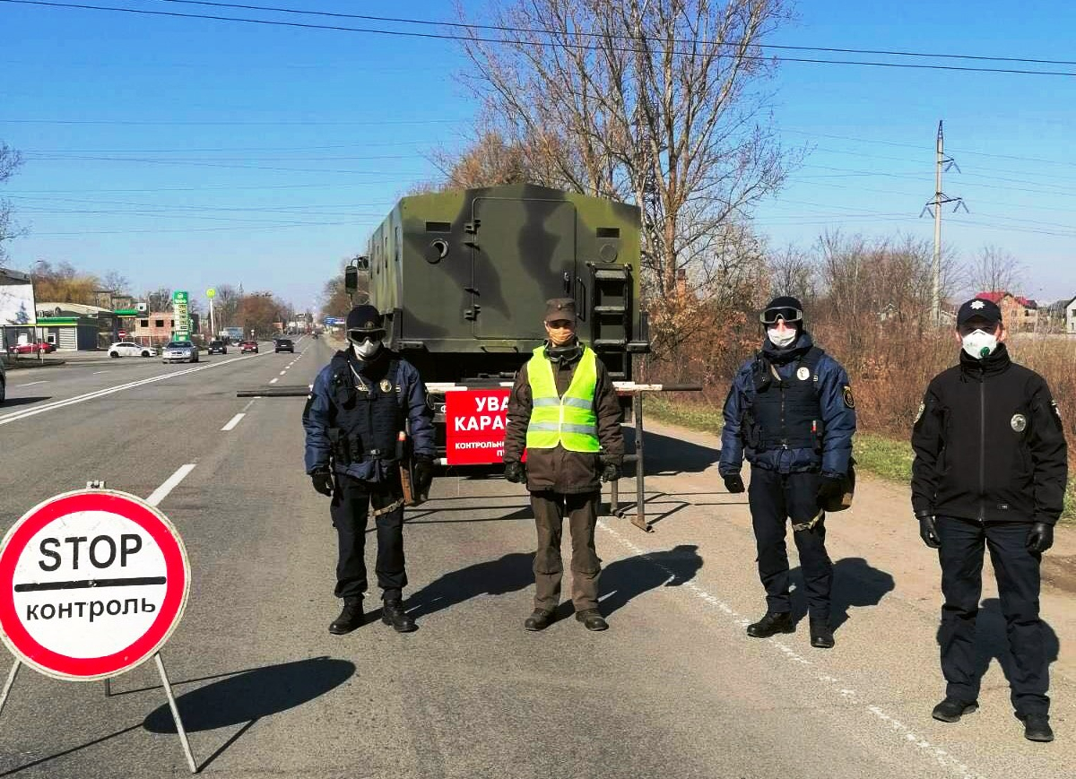 При в'їздах до Івано-Франківської області зняли частину блокпостів