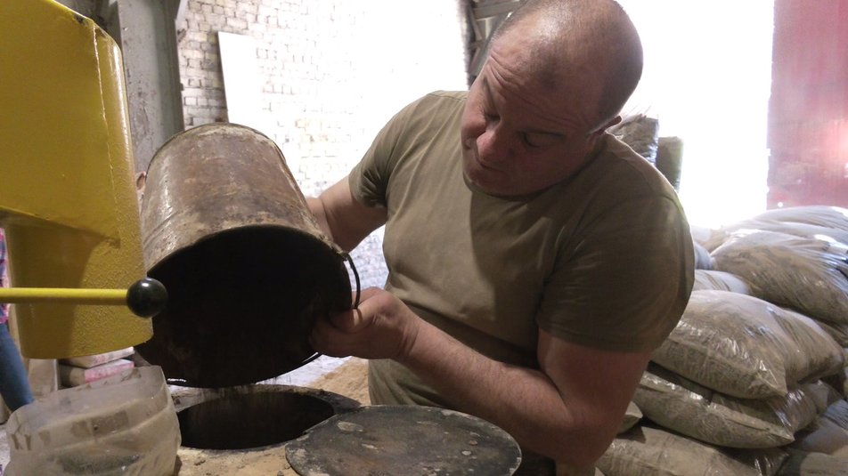 Як на Прикарпатті ветеран війни палети з відходів деревини виготовляє: фото, відео