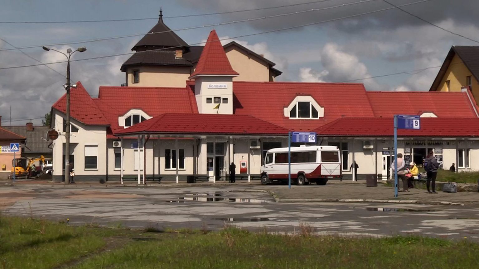 У Коломиї частково запрацювала автостанція: відео