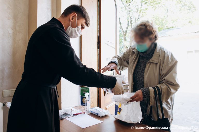 Франківські волонтери годують безкоштовними обідами нужденних: фото