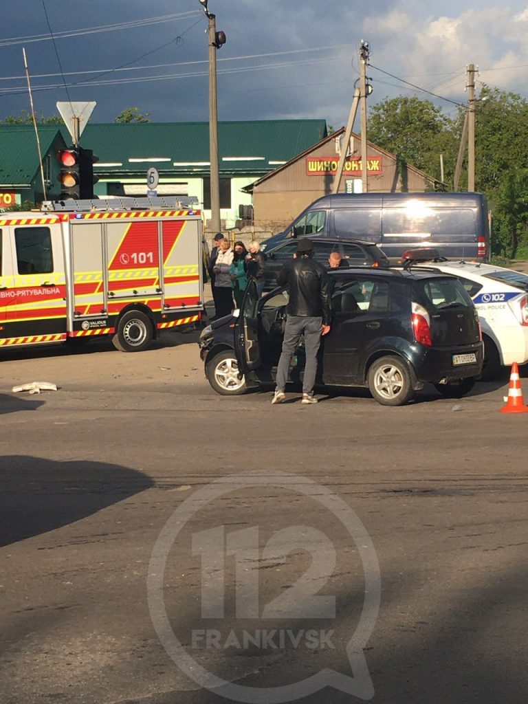 У Івано-Франківську масштабна ДТП - від сильного удару автомобіль опинився на даху: фото, відео