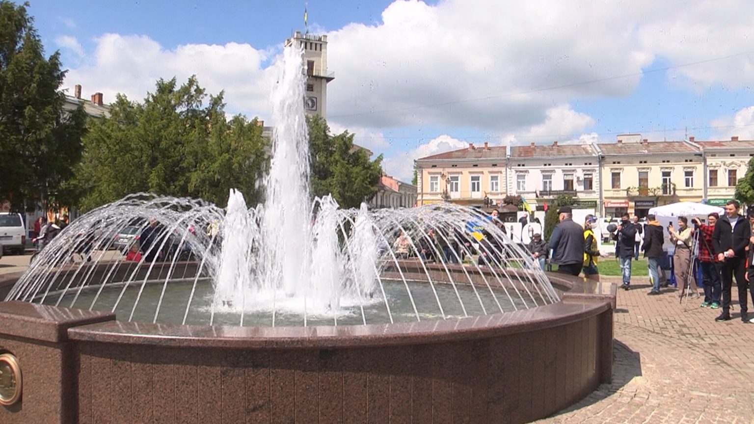 У середмісті Коломиї запрацював фонтан: відео