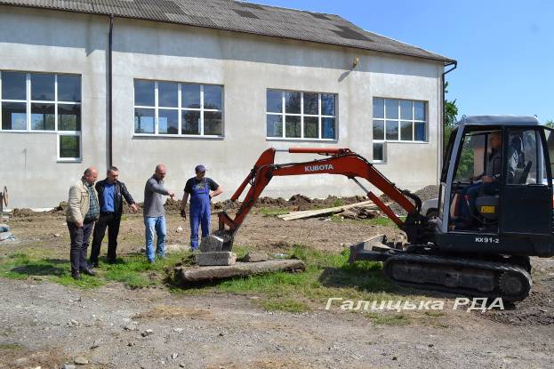 У Галичі облаштують територію неподалік спорткомплексу: фотофакт