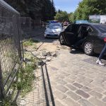 У центрі міста франківець пошкодив свій автомобіль, через розкопки: фотофакт