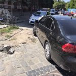У центрі міста франківець пошкодив свій автомобіль, через розкопки: фотофакт