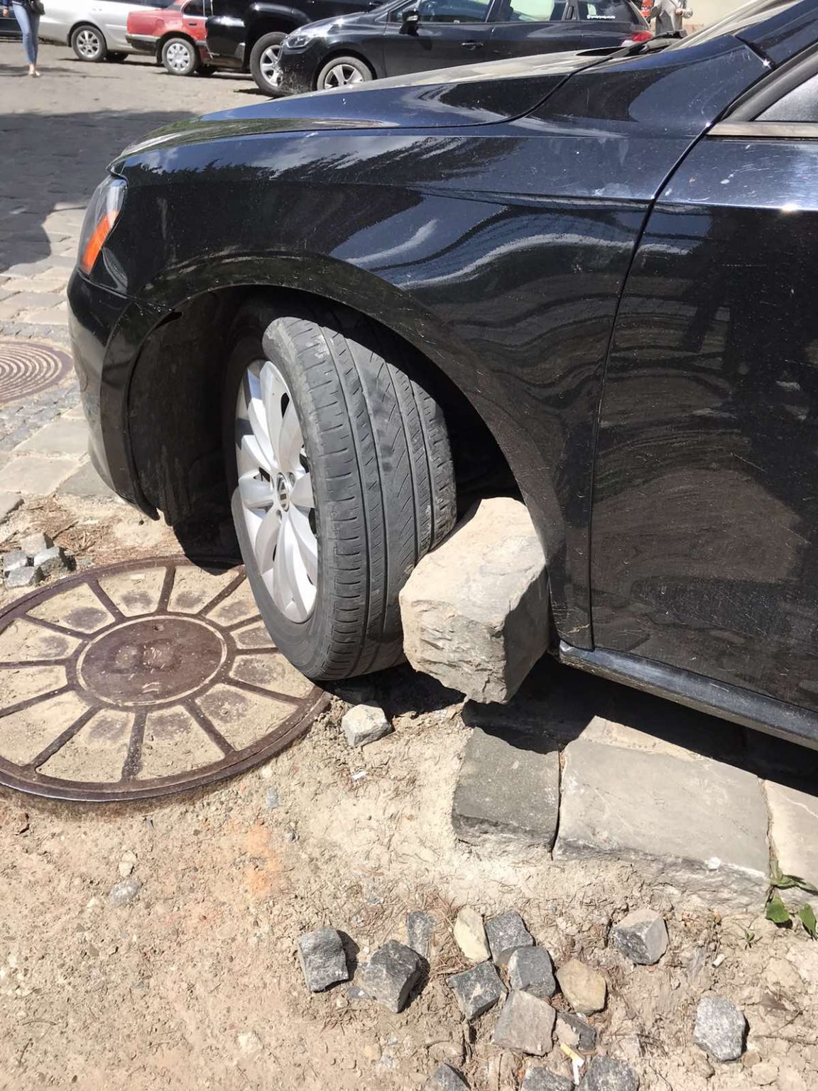 У центрі міста франківець пошкодив свій автомобіль, через розкопки: фотофакт