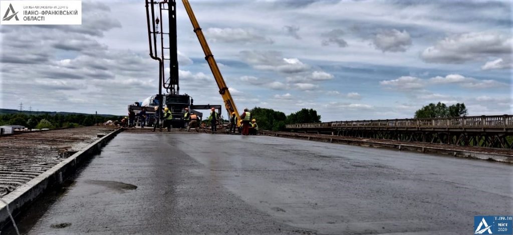 На Калущині триває будівництво мосту через Дністер: фотофакт