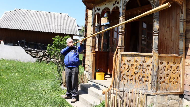 Майстер із Косівщини виготовляє неймовірні музичні інструменти з дерева: відео