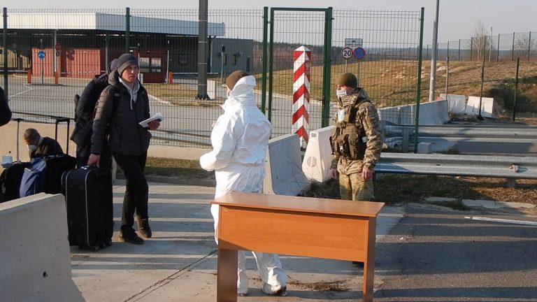 Перетнути кордон із Польщею пішки можна буде через пункт пропуску "Шегині", який відкрився цієї ночі, централізоване перевезення автобусами на інших пунктах пропуску скасовується. Про це повідомив речник Державної прикордонної служби Андрій Демченко у коментарі "Українській правді": "Пункт пропуску "Шегині" запрацював цієї ночі. Польська сторона здійснює пропуск виключно піших громадян, оформлення автівок, як легкових так і вантажних не здійснюється". Демченко роз’яснив, що раніше українські громадяни прибували в пішому порядку й на інші пункти пропуску, там їхнє перевезення відбувалось спеціальними автобусами, але зараз ця можливість закривається. В ПП "Краківець" таке сполучення вже припинено: польська сторона всіх перенаправляє на ПП "Шегині". У пункті пропуску "Ягодин" ситуація наступна: польській стороні потрібен деякий час, аби поінформувати громадян про закриття пропуску в пішому порядку, тому поки що автобуси курсують, але згодом це буде припинено. Тож громадянам, які подорожують, потрібно це врахувати. На "Раві-Руській" не фіксується прибуття людей у пішому порядку. Натомість через ці вищеперераховані три пункти пропуску можна перетнути кордон автомобілем (що неможливо у "Шегинях"). Речник прикордонної служби зазначив, що ситуація в "Шегинях" спокійна, скупчень людей немає, забезпечується необхідна дистанція під час перетину кордону. Станом на 8 ранку близько 400 людей перетнули кордон пішки. На ПП присутні медики і представники Національної поліції. Вони стежать за тим, щоб забезпечити, відповідно до постанови Кабміну, порядок або самоізоляції, якщо люди встановлюють додаток "Дій вдома", або відправлення на обсервацію, якщо громадяни таким сервісом не користуються. Також здійснюється температурний скринінг.