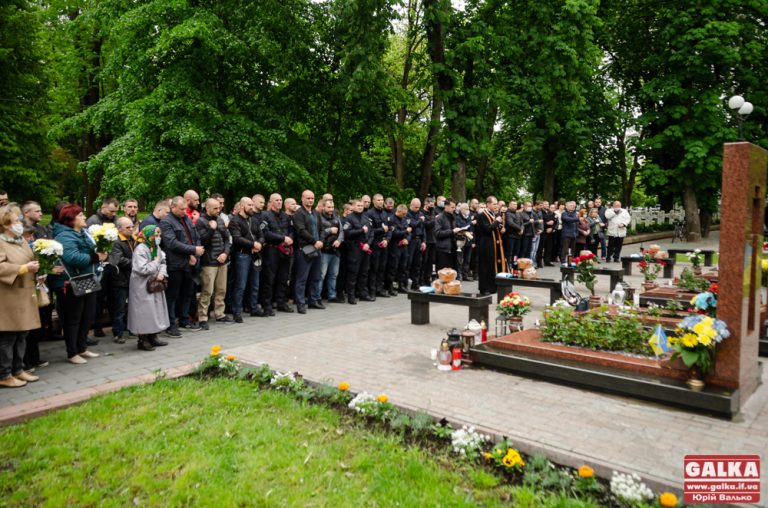 У Франківську вшанували пам’ять поліцейських, котрі загинули в авіакатастрофі на Карачуні: фоторепортаж